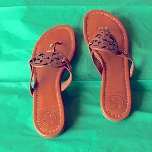 Tory Burch “Double T” logo brown leather sandal size 7M